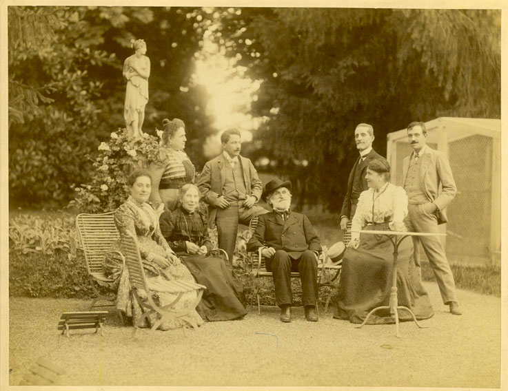 Garden of the villa in Sant'Agata, (from left, seated) Maria Carrara Verdi, Barberina Strepponi, Giuseppe Verdi, Giuditta Ricordi,