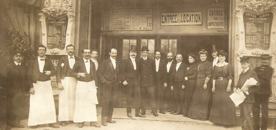 The entrance of the Ba-Ta-Clan and its staff around 1910.