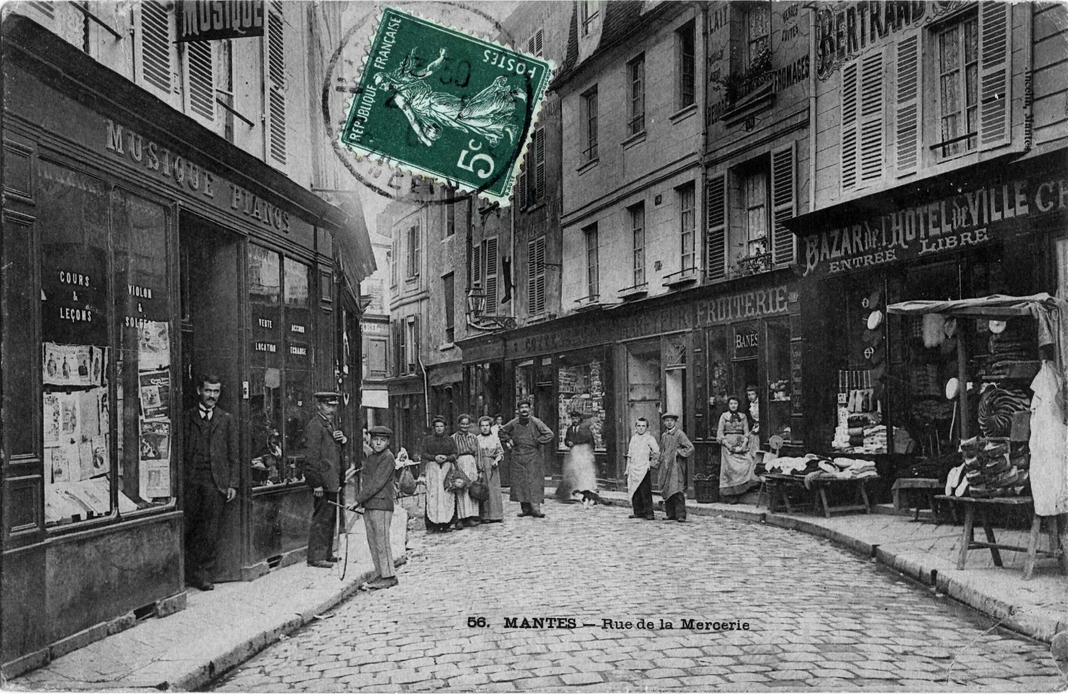 Postcard Rue de la Mercerie, Mantes-la-Jolie (ca. 1910).