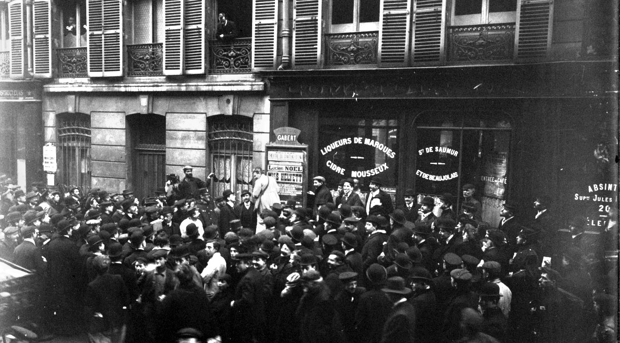 Photo Mariette Wolff attracting a crowd in 1909.