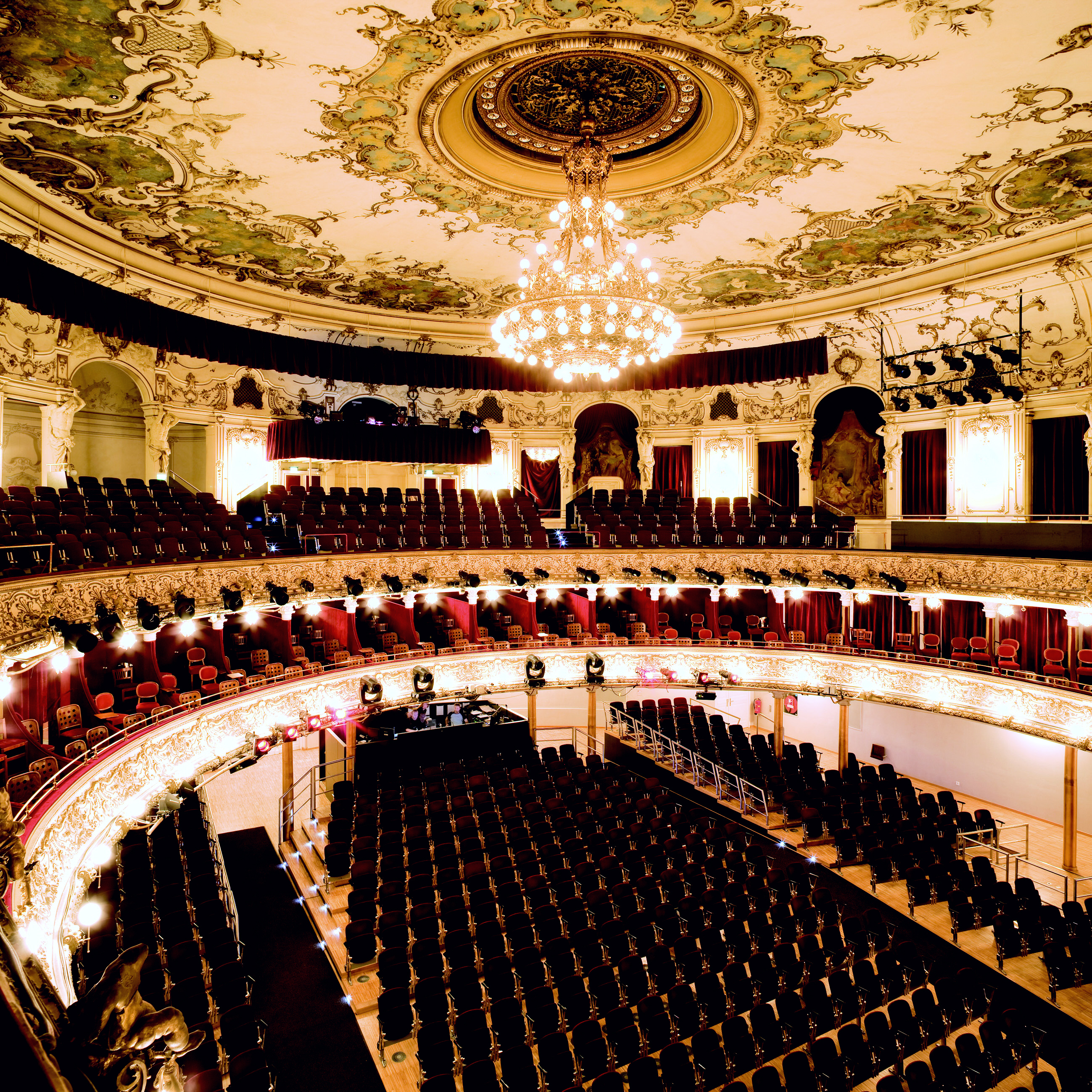 Interior view of the : Ronacher theater (source Wikimedia Commons, photo Paul Ott / VBW).